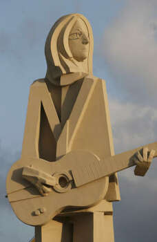 A closer look at the John Lennon statue. Photo: Kevin Fujii, Chronicle