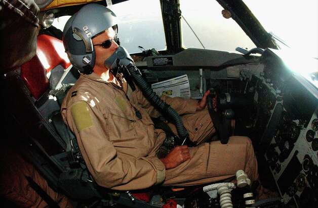 Capt. Cameron Warren, 40th Expeditionary Bomb Squadron, pilots his crew home after completing a mission over Iraq on March 26, 2003. Photo: USAF, Getty Images / 2003 Getty Images