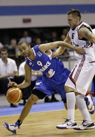 France's Tony Parker, left, is challenged by Latvia's Armands Skele during their EuroBasket 2009, European Basketball Championships group B match in Gdansk, northern Poland, Tuesday Sept. 8, 2009. (Darko Vojinovic / Associated Press) / SA