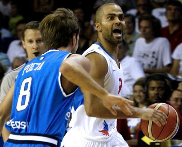 France's Tony Parker, right, on his way to the basket, clashes with Italy's, Guiseppe Poeta, left, in a Euro 2009 basketball qualifying round between France and Italy, in Pau, southwestern France on Friday, Aug. 14, 2009. (Bob Edme / Associated Press) / SA