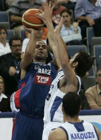 Tony Parker of France in the action against Greece during their semi-final match at the European Basketball Championship in Belgrade, Saturday Sept. 24, 2005. (Srdjan Ilic / Associated Press) / SA