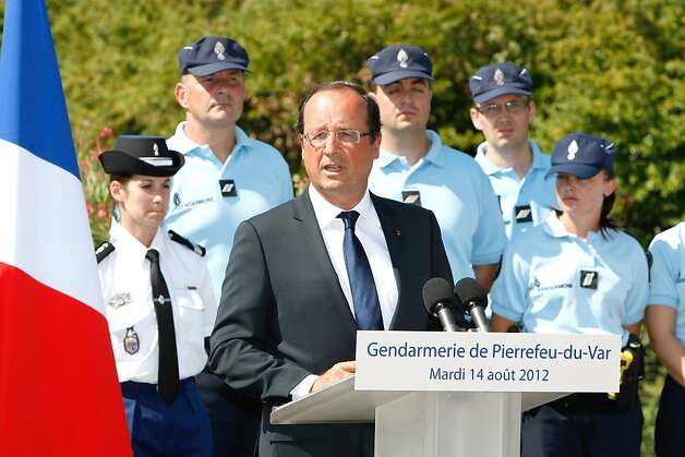 O presidente francês, François Hollande, fala a mídia em Pierrefeu-du-Var, perto de Toulon, no sul da França, terça-feira, 14 de agosto, 2012. Hollande prestou homenagem a duas mulheres policiais que foram mortos em um incidente ocorrido em 17 de junho de 2012 (Foto: AP / Claude Paris) Foto: Claude Paris, Associated Press / SF