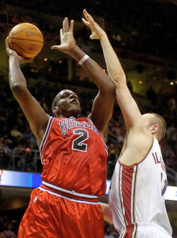 The Chicago Bulls' Eddy Curry (2) shoots over the Cleveland Cavaliers' Zydrunas Ilgauskas (11) in the second quarter Wednesday, Feb. 23, 2005, in Cleveland. (Mark Duncan / Associated Press) Photo: MARK DUNCAN, AP / AP