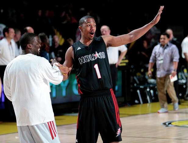 (l-r)  Comedian Kevin Hart ,and actor Nick Cannon greet each other on the court  during the 2013 Sprint All-Star Celebrity game. Photo: Billy Smith II, Houston Chronicle / © 2013 Houston Chronicle