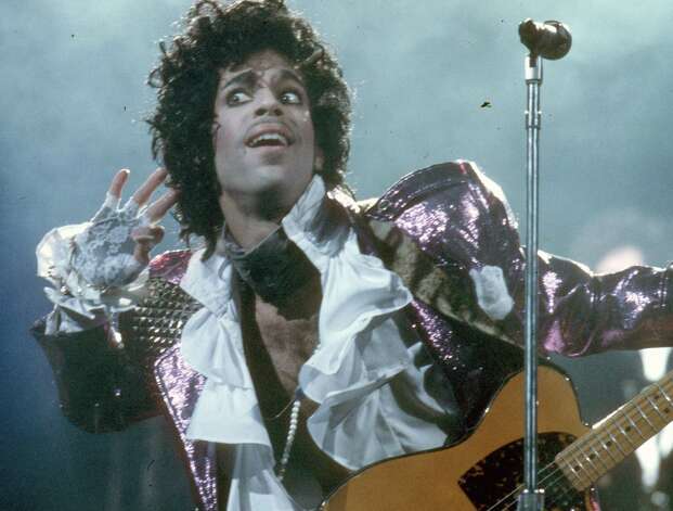 INGLEWOOD - FEBRUARY 19: Prince performs live at the Fabulous Forum on February 19, 1985 in Inglewood, California. Photo: Michael Ochs Archives, Getty Images / Michael Ochs Archives