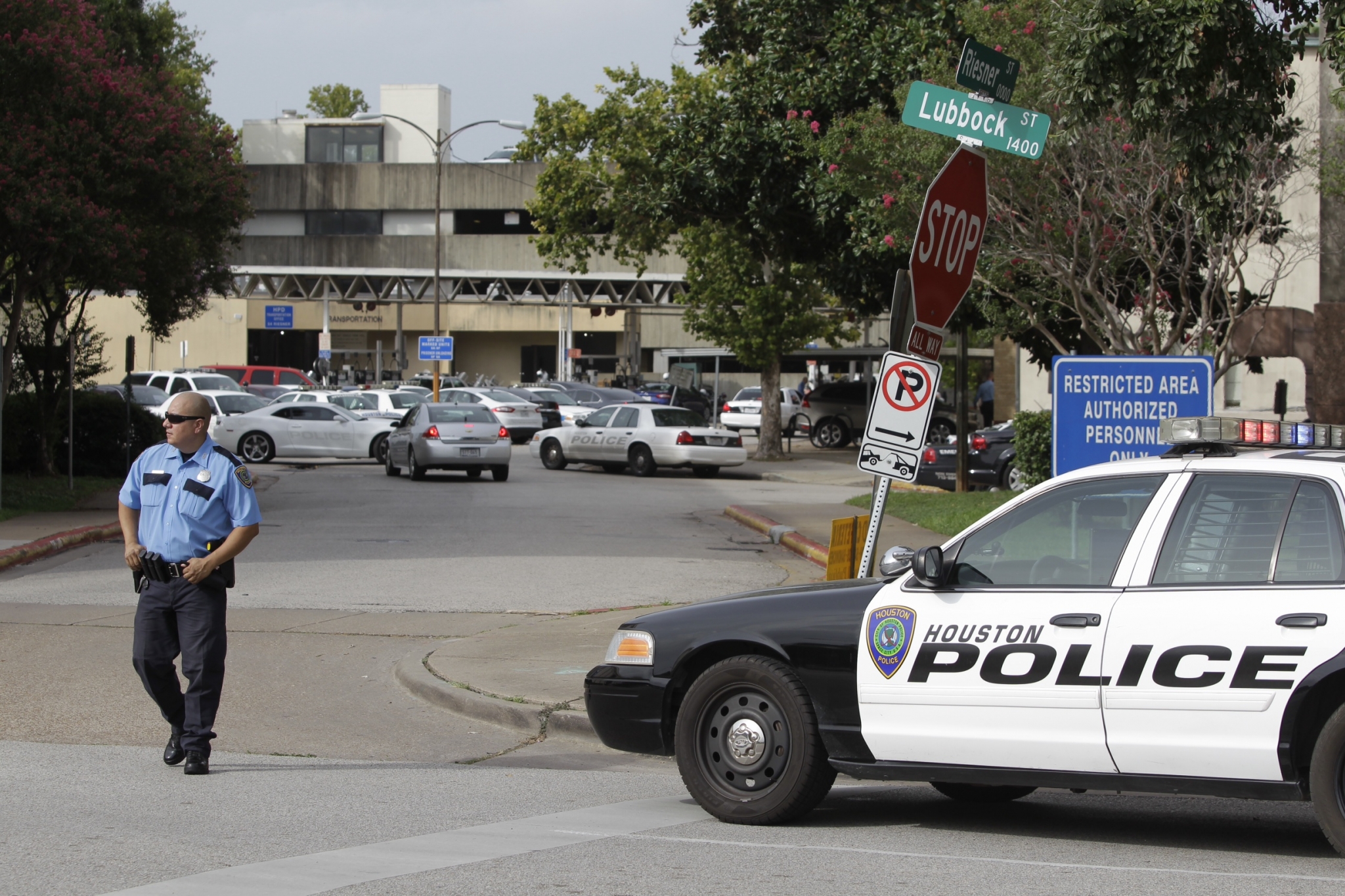 Houston Police officer killed in shooting - San Antonio Express-News