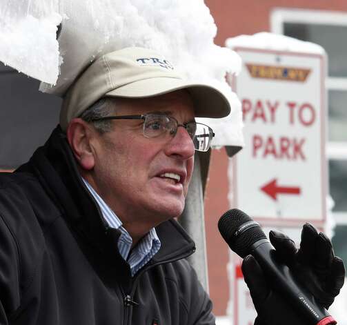 Troy Mayor Lou Rosamilia thanks the runners and the workers involved with the Troy Turkey Trot - 628x471
