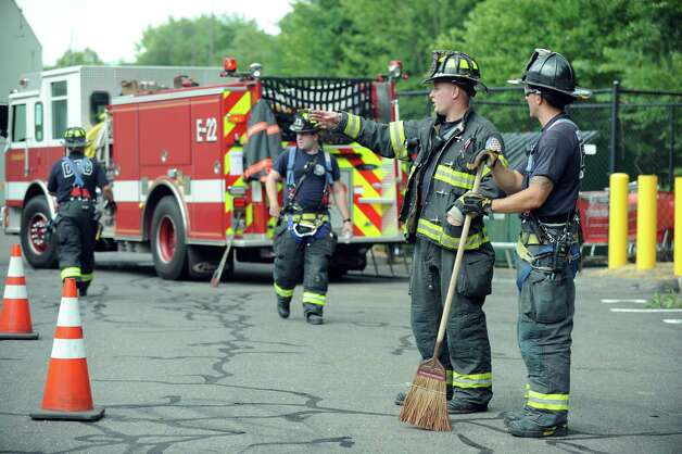 Danbury Firefighters respond to a wall collapse behind DSW Design Shoe ...