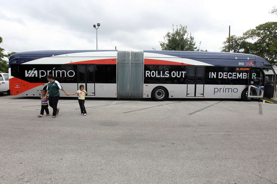 VIA’s Primo buses are longer, can bend in the middle and are equipped with traffic-signal technology to change the light, allowing the bus to go faster. Photo: San Antonio Express-News File Photo / © Jennifer Whitney