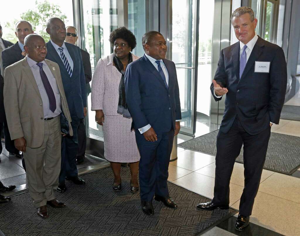 Al Walker, right, Anadarko Petroleum Corp. CEO, greets Filipe Nyusi, the President of Mozambique, and the First Lady of Mozambique, Isaura Ferrao Nyusi, as they arrive at Anadarko's Allison Tower, 1201 Lake Robbins Dr., Friday, Sept. 16, 2016, in The Woodlands. ( Melissa Phillip / Houston Chronicle ) Photo: Melissa Phillip, Staff / © 2016 Houston Chronicle