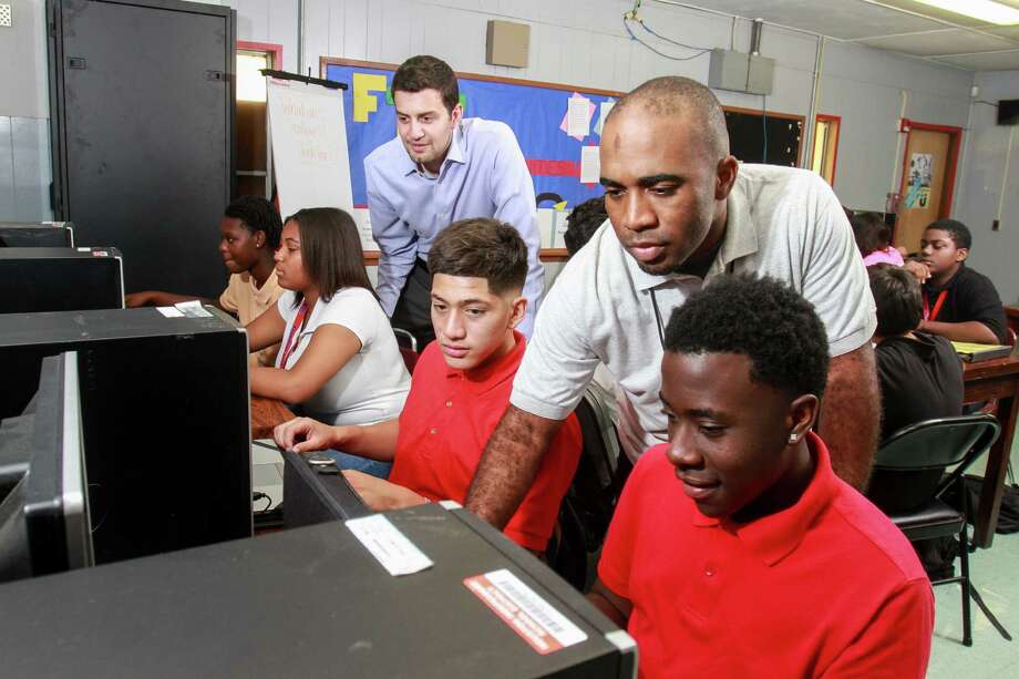 Adeeb Barqawi, left, and Damon Hoyle tutor students at the ProUnitas Kashmere Success Center. Seated, from left, are students Paige Porter, Genea Moorehead, Ignacio Moreno and Zion Toussiant. The nonprofit also helps connect students with various services. Photo: Gary Fountain, For The Chronicle / Copyright 2016 Gary Fountain