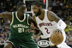 Irving, James lead Cavs to victory - Photo