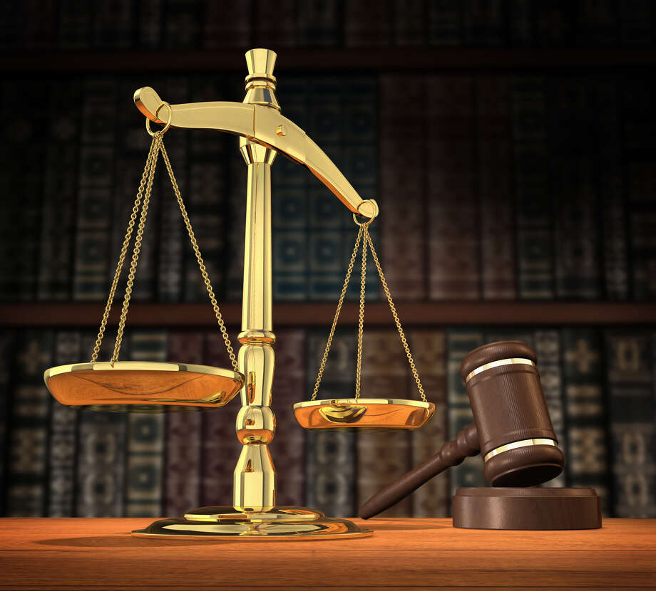 Scales of justice and gavel on desk with dark background that allows for copyspace. Photo: James Steidl / James Steidl - Fotolia