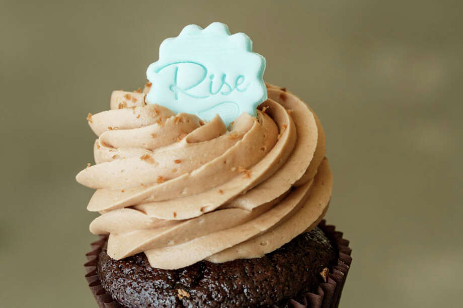 **"Decadent Delights: Crafting the Perfect Cupcake Frosting Recipe for Ultimate Indulgence"**