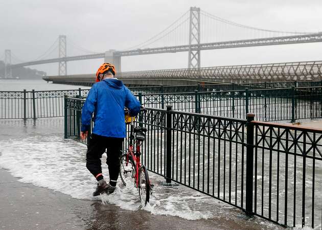 7-foot king tides bring risk of flooded roadways to Bay Area